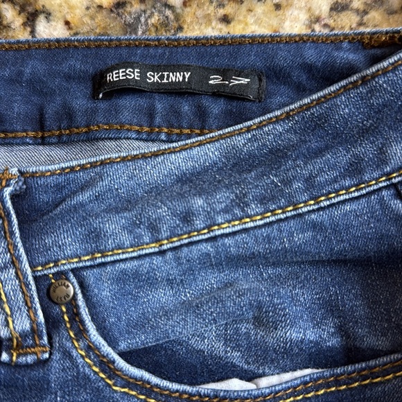 William Rast women’s jeans med dark wash size 27 - Picture 7 of 9